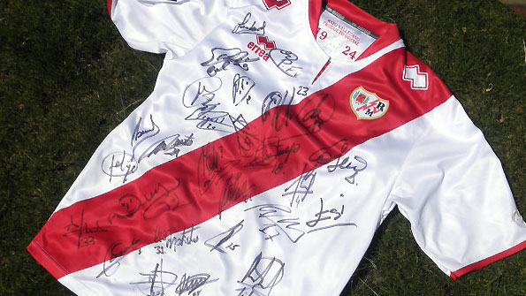 Hoy se sortea la camiseta firmada por la plantilla del Rayo Vallecano thumbnail