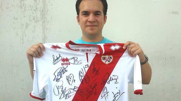 Daniel Blanco recibió la camiseta firmada por la primera plantilla thumbnail