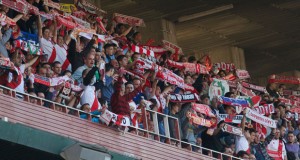 El Estadio de Vallecas se llenó de bufandas en el minuto 24